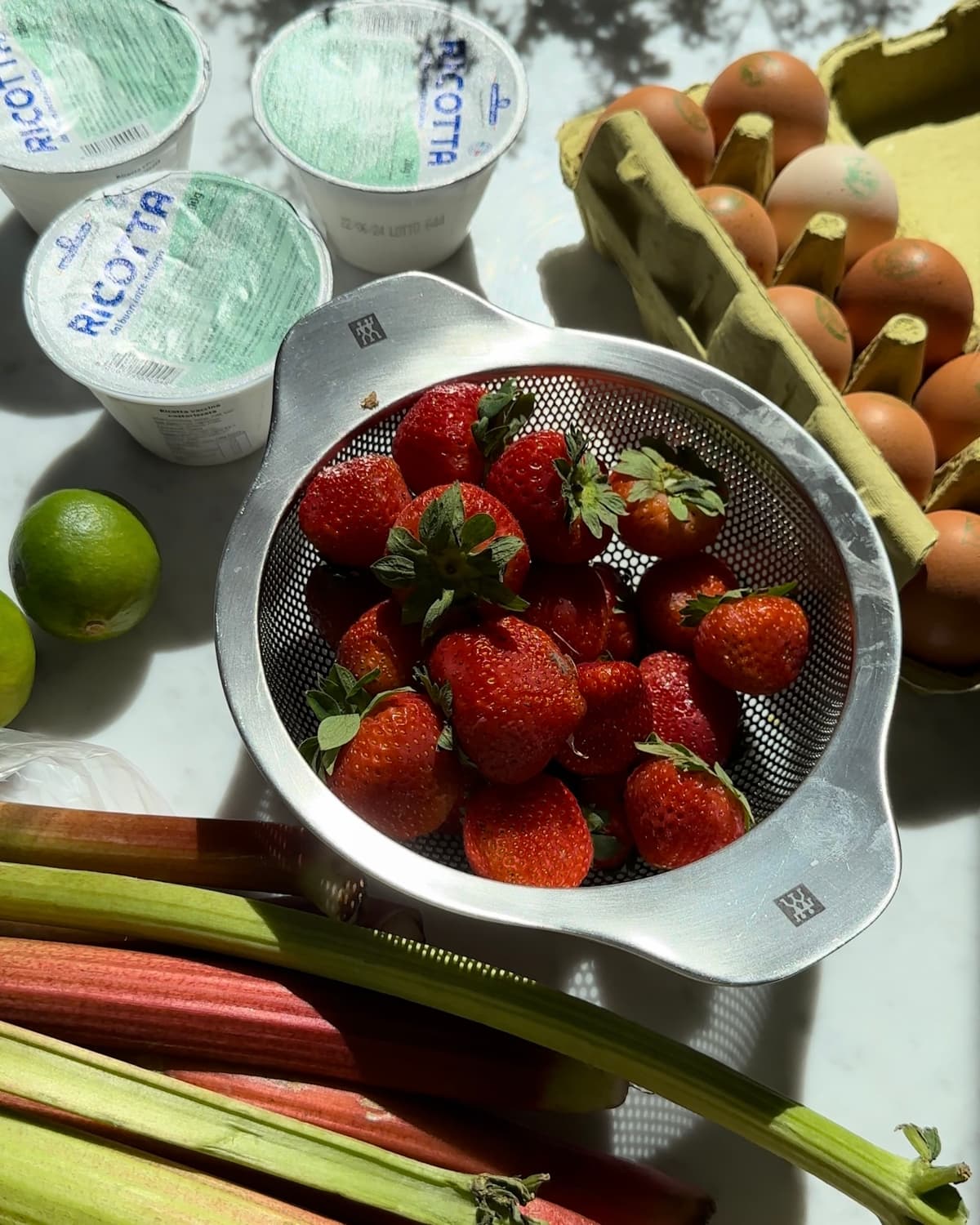 Rabarberu-zemeņu kūka no ricotta siera